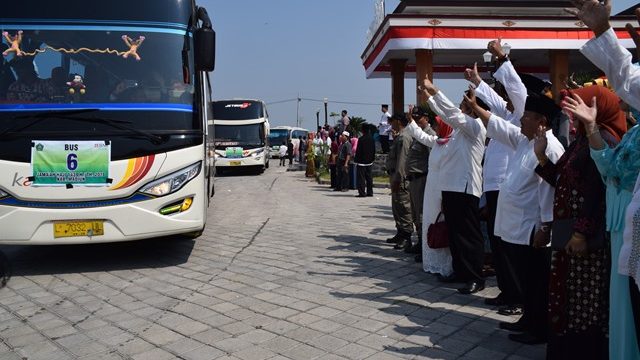 BUPATI MADIUN BERANGKATKAN 398 ORANG CALON JAMA’AH HAJI