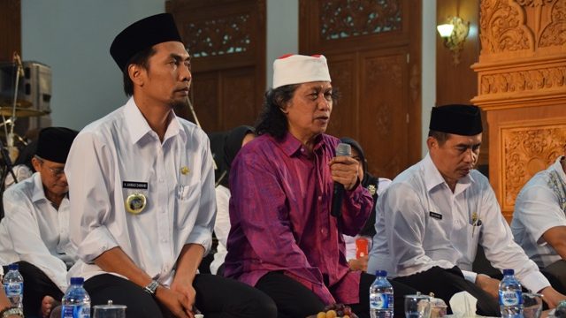 PNS Pemkab Madiun dan Masyarakat Kab. Madiun Sinau Bareng Cak Nun di Pendopo Ronggo Djoemeno