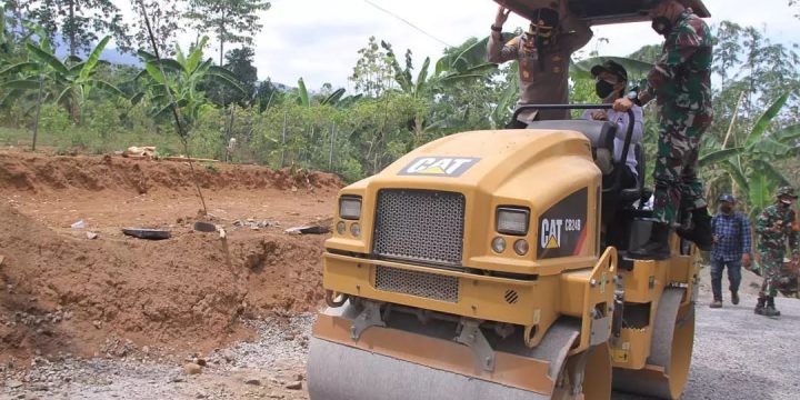 Sinergi TMMD, Bangun Jalan Penghubung Dua Dusun di Desa Kare