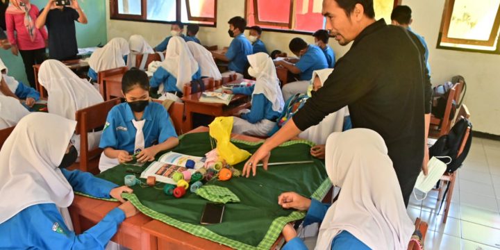 Sidak SMP N 1 Mejayan, Bupati Himbau Guru dan Siswa Tetap Prokes dan Jaga Lingkungannya