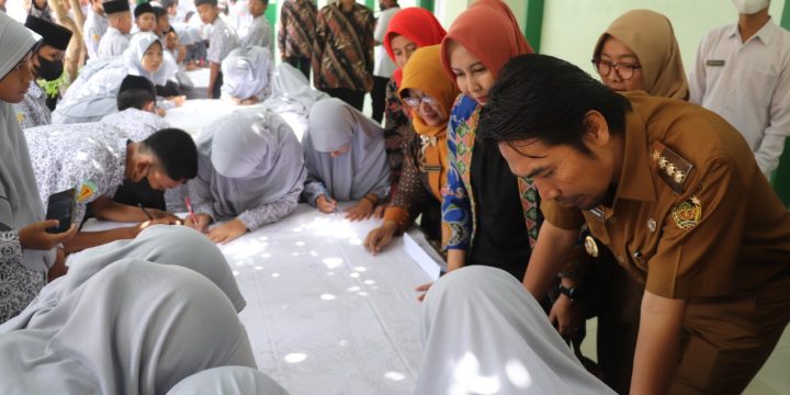 Peringati Hari Batik Nasional, 276 Siswa MTsN 3 Madiun Membatik Massal