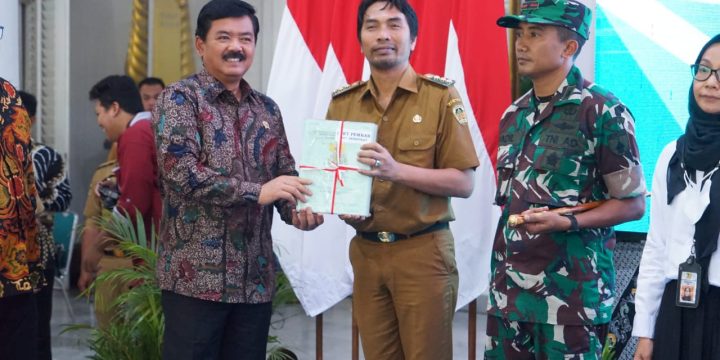 Menteria ATR BPN Serahkan Sertifikat Tanah di Kabupaten Madiun