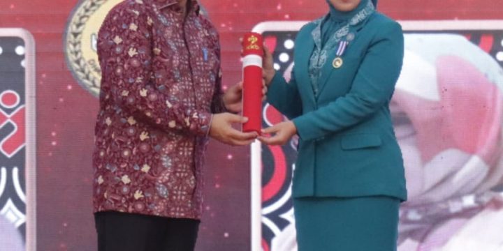 Angka Stunting Turun, Ketua TP PKK Kabupaten Madiun Raih Penghargaan Bangga Kencana dari BKKBN