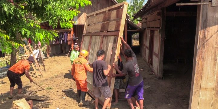 Banjir Surut, Warga Bergerak Bersihkan Dampak
