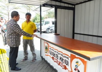 Melalui DBHCHT, Pemkab Madiun Salurkan Bantuan Booth Container untuk Pegiat UMKM
