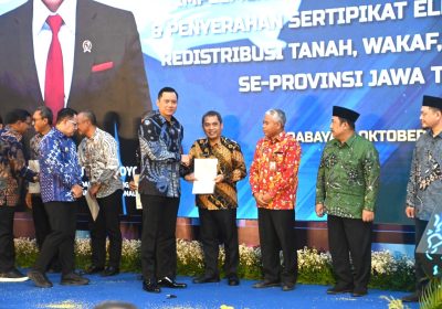 Pj Bupati Madiun Terima Sertipikat Pendaftaran Aset Pemerintah dari Menteri ATR/BPBN