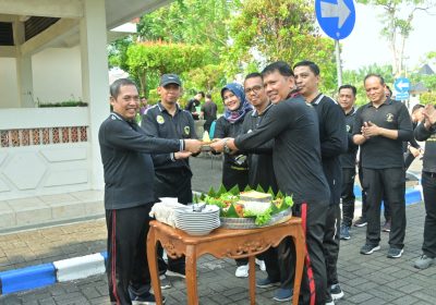 SYUKURAN ATAS PERPANJANGAN PJ BUPATI MADIUN WARNAI SENAM PAGI BERSAMA DI HALAMAN KANTOR BUPATI MADIUN