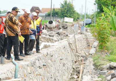 Pj Bupati Madiun Tinjau Proyek Konstruksi Tahap 5, Fokus pada Infrastruktur Kesehatan dan Pendidikan